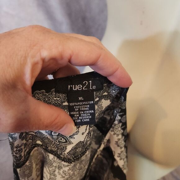 Rue 21 Black and White Elephant Blouse Size XL - Picture 4 of 4